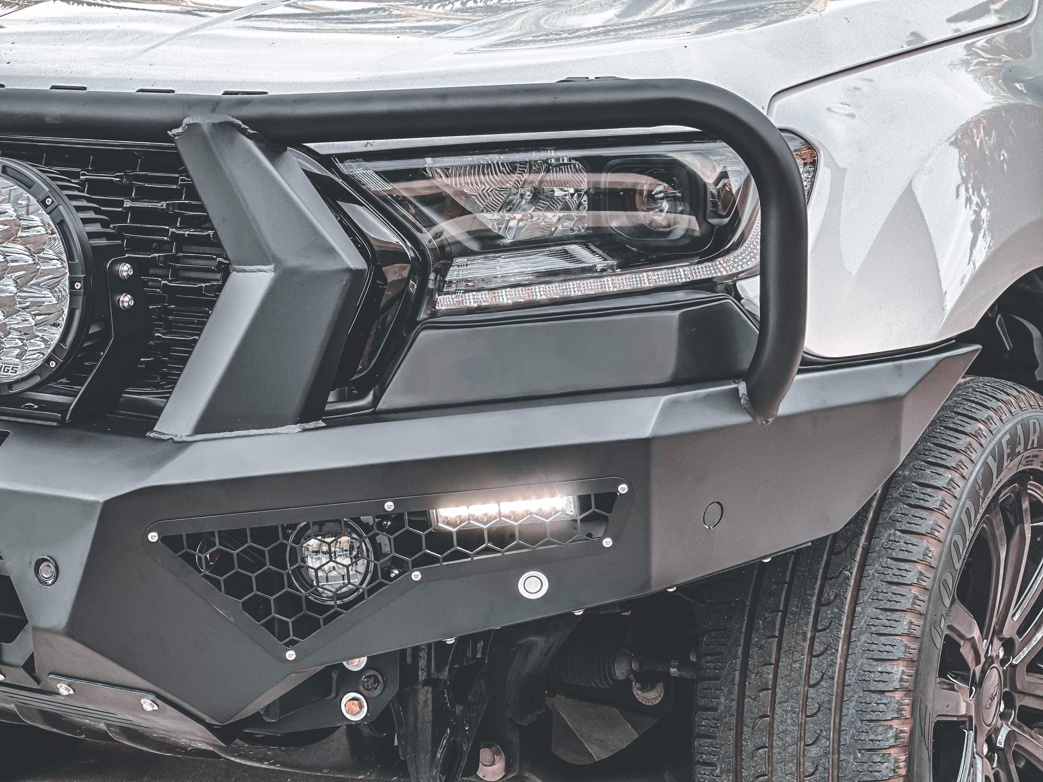 Alpha 4WD Steel Pack Bull Bar for Ford Everest 2015-2022 - Image 3